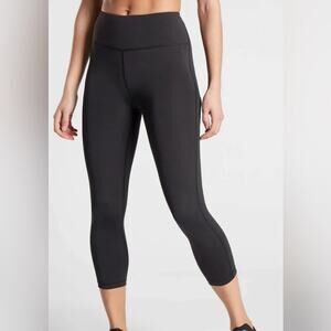 Athleta ultimate stash pocket Capri in black